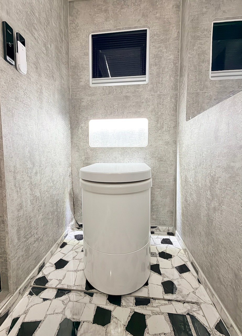 Incineration toilet